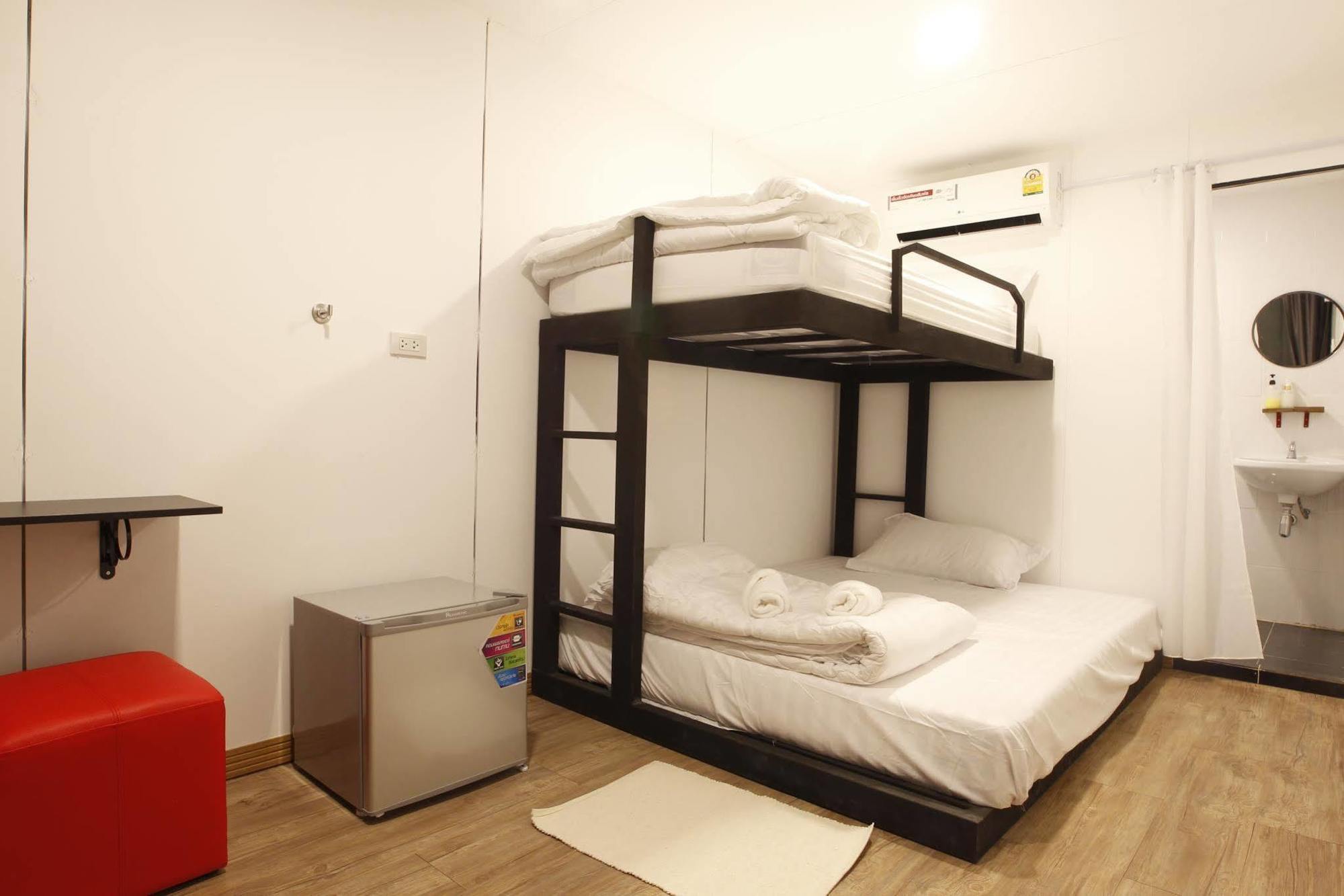 Oyo 673 Nice Sleep Box Hotel Чиангмай Екстериор снимка